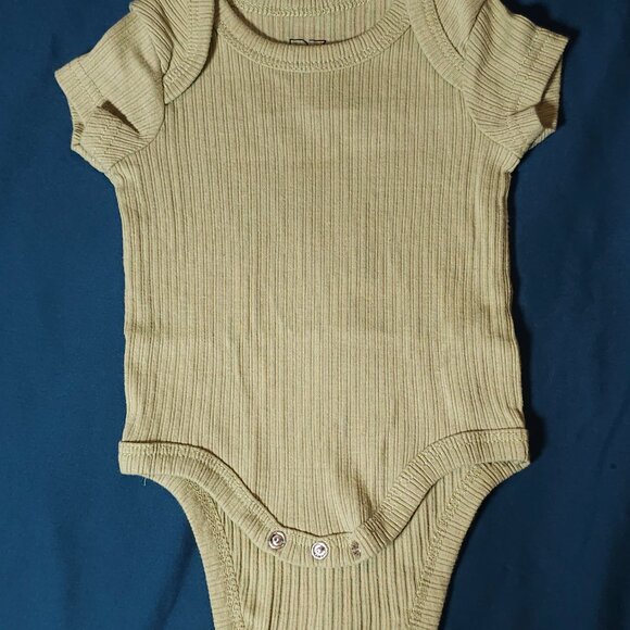 Lot of 3 Ribbed Trend Bodysuits/Rompers (0-3 months) - Picture 5 of 7